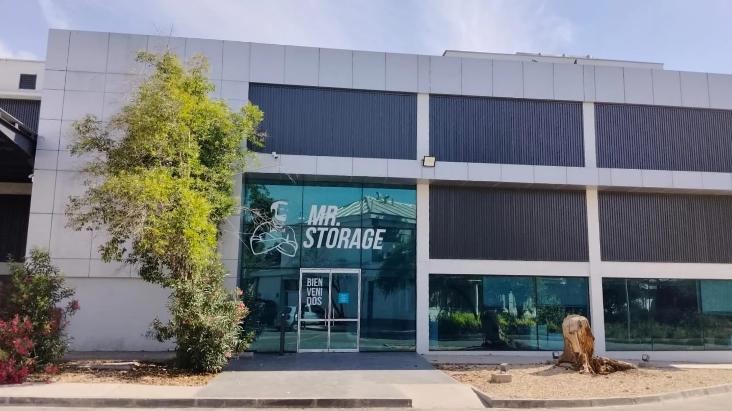 Bodega de Innovaplus con materiales de construcción y Lana de Vidrio